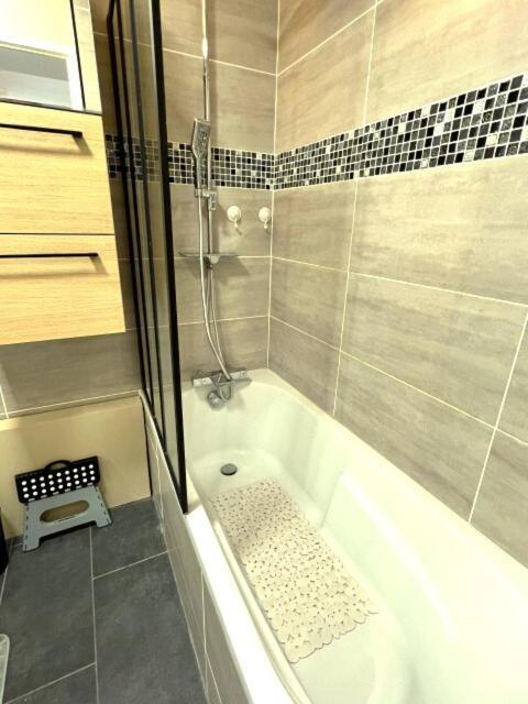 Appartement Familial Pour 6 Adultes Et 5 Enfants A 10 Min De Disney Bailly-Romainvilliers Kültér fotó